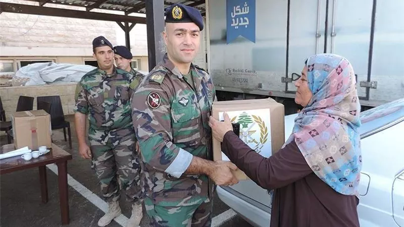 الجيش اللبناني يوزع حصصًا غذائية على سكان المناطق الأكثر احتياجًا في طرابلس