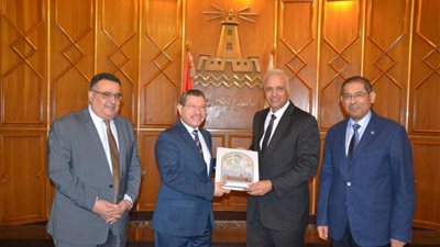 جامعة الإسكندرية تكرم رئيس جامعة مطروح