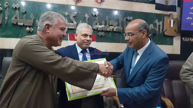 تكريم رئيس مدينة الشهداء بمجلس مدينة أشمون