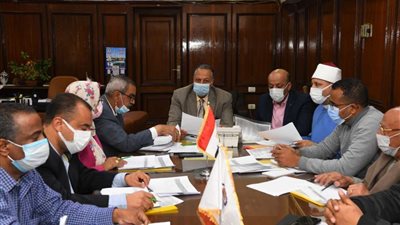 السكرتير العام لمحافظة قنا يترأس اجتماع لجنة اختيار الأم المثالية