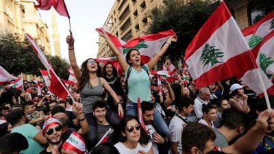 حرس وزير الاتصالات اللبناني يعتدون على متظاهرين أمام منزله في بيروت (فيديو)