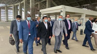 أشرف صبحى.. يتابع ترتيبات مباراة مصر ضد الكاميرون مع البعثة المصرية