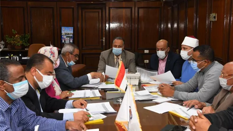 السكرتير العام لمحافظة قنا يترأس اجتماع لجنة اختيار الأم المثالية