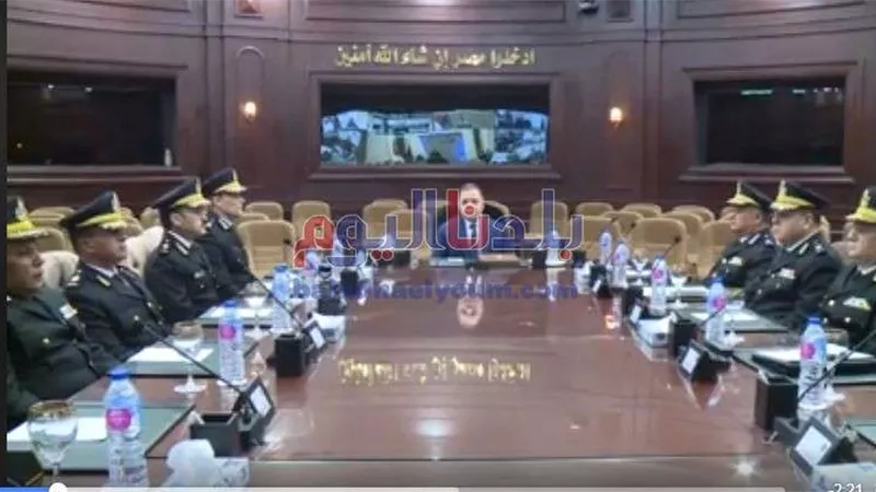 بالفيديو.. تفاصيل اجتماع وزير الداخلية بمساعديه قبل بداية العام الجديد