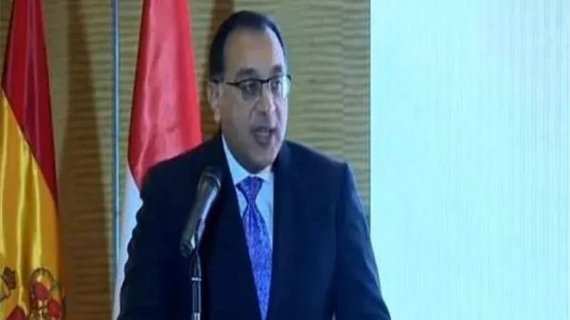 رئيس الوزراء يتابع مع وزيرة البيئة ملفات عمل الوزارة