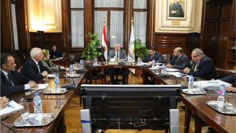 وزير الزراعة يتابع مع قيادات 