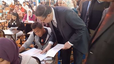 رئيس جامعة بنها يتفقد لجان الامتحانات بالكليات