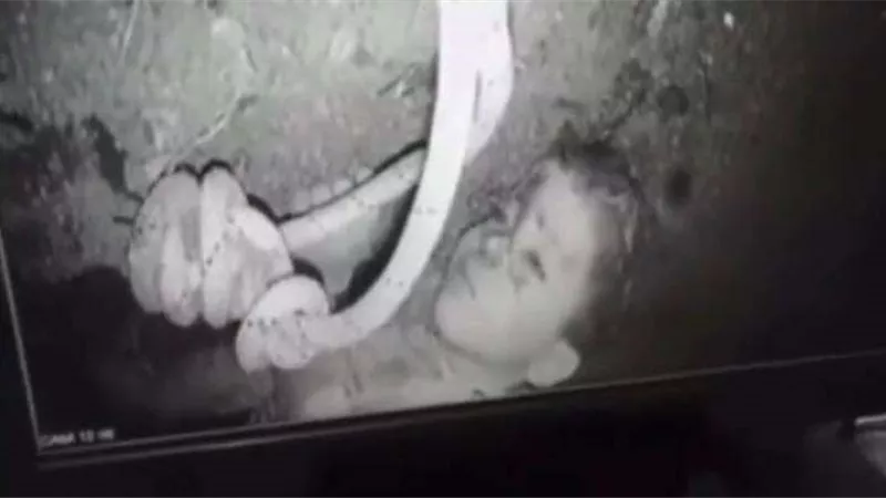 على وشك الخروج.. التفاصيل الكاملة للحظات الأخيرة لإنقاذ الطفل ريان