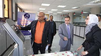 حنان مجدي تشيد بأداء منظومة العمل داخل المركز التكنولوجي بالخارجة