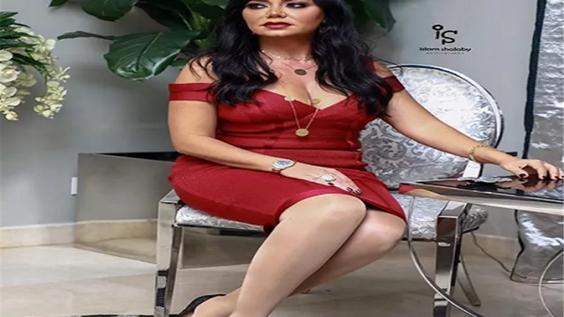 بفستان أحمر جريء.. رانيا يوسف تهنئ جمهورها بالعام الجديد