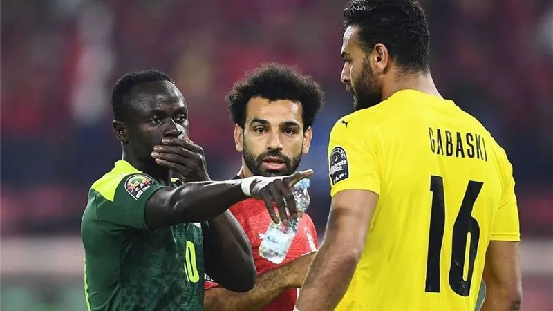 أبو جبل يكشف سر لقطة صلاح وماني أثناء مباراة مصر والسنغال