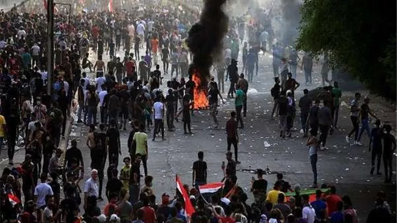فصائل عراقية مسلحة تعتدي على سفارة أمريكا في بغداد بالحجارة