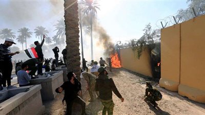 شاهد.. لحظة إخلاء مسؤول كبير في السفارة الأميركية ببغداد