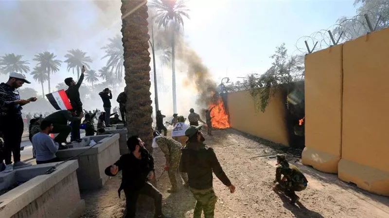شاهد.. لحظة إخلاء مسؤول كبير في السفارة الأميركية ببغداد