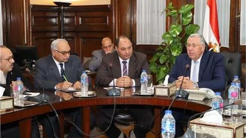 وزير الزراعة يجتمع مع رؤساء الجمعيات التعاونية لبحث تفعيل دورها في خدمة الفلاح
