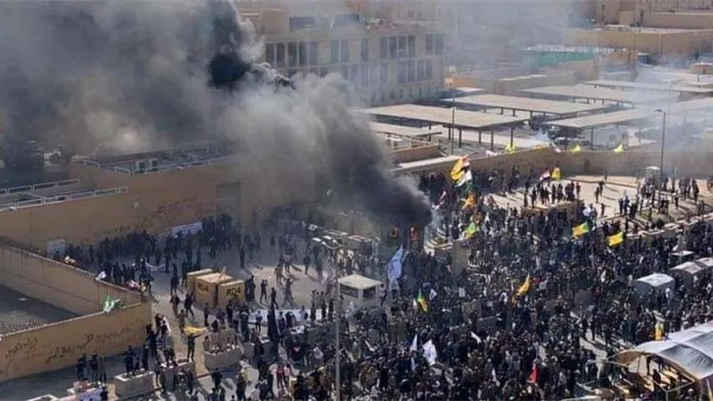 الخارجية الأمريكية: مليشيات مدعومة من إيران اقتحمت سفارتنا ويجب حماية المنطقة المحيطة