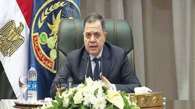وزير الداخلية يكافئ 549 من رجال الشرطة المتميزين