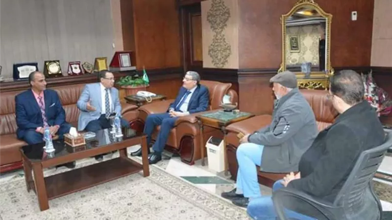 محافظ المنيا يتابع موقف المشروعات القومية مع وفد مجلس الوزراء
