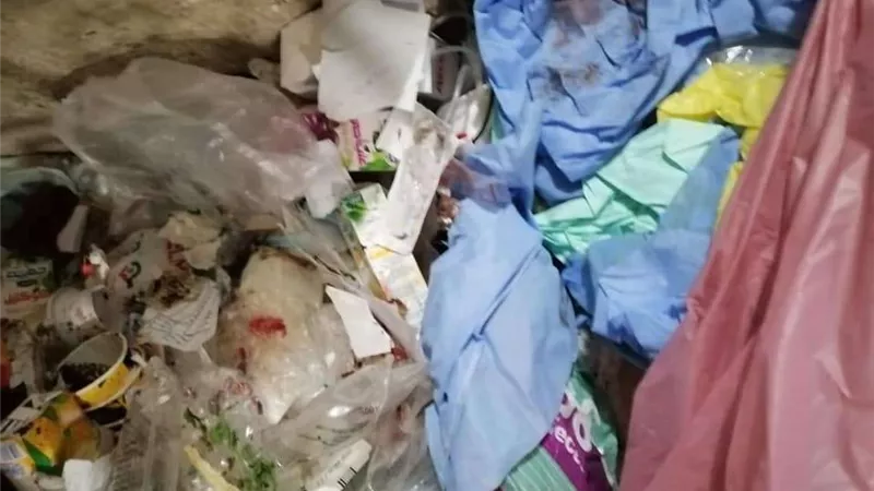 إغلاق مركز طبي لإلقاء النفايات في الطريق العام بالفيوم