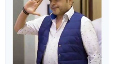 محمد هنيدي يهنئ صديقه بمناسبة افتتاح معرضه الجديد