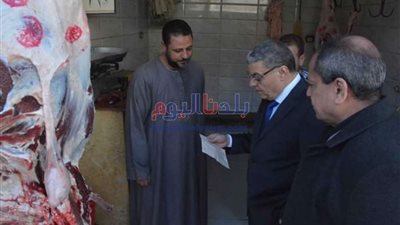 محافظ المنيا يحرر محضرين لمخابز مخالفة ويتابع أسعار السلع