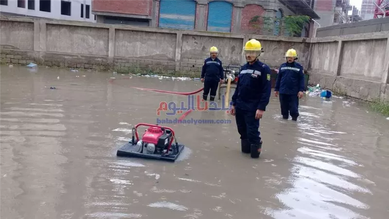 محافظ البحيرة: الدفع بـ470 معدة لرفع تراكمات المياه الناجمة عن الأمطار