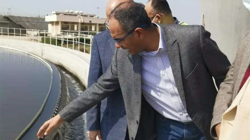 مسئولو المرافق بوزارة الإسكان يتفقدون محطة معالجة صرف صحي الجبل الأصفر