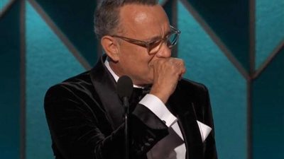 بالصور.. بكاء توم هانكس بعد تكريمه في Golden Globes