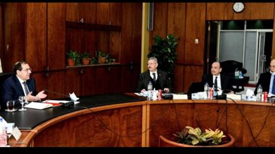 اجتماع اللجنة العليا للمشروعات البترولية لمتابعة تنفيذ إنشاءات جديدة