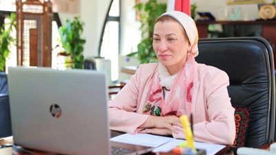 وزيرة البيئة ومحافظ الفيوم يناقشان فرص الاستثمار بالمحميات وإدارة المخلفات