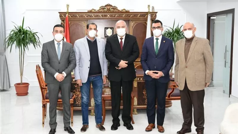 محافظ قنا يبحث إطلاق مبادرة 