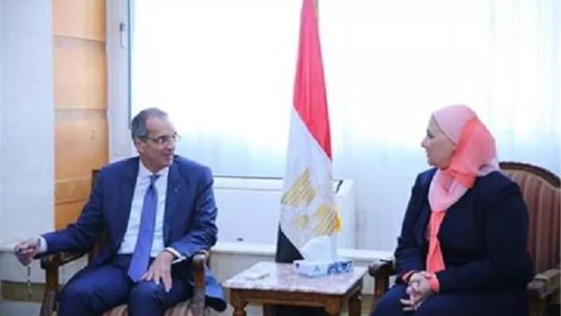 نيفين القباج تناقش مع وزير الاتصالات خطة تحديث البنية المعلوماتية لوزارة التضامن