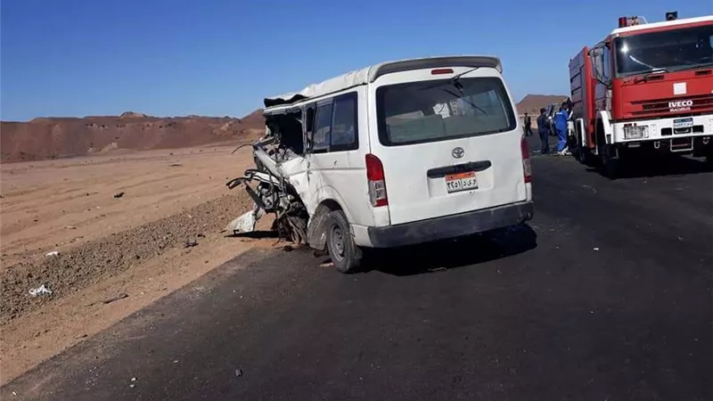 إصابة 4 أشخاص في حادث تصادم بطريق 
