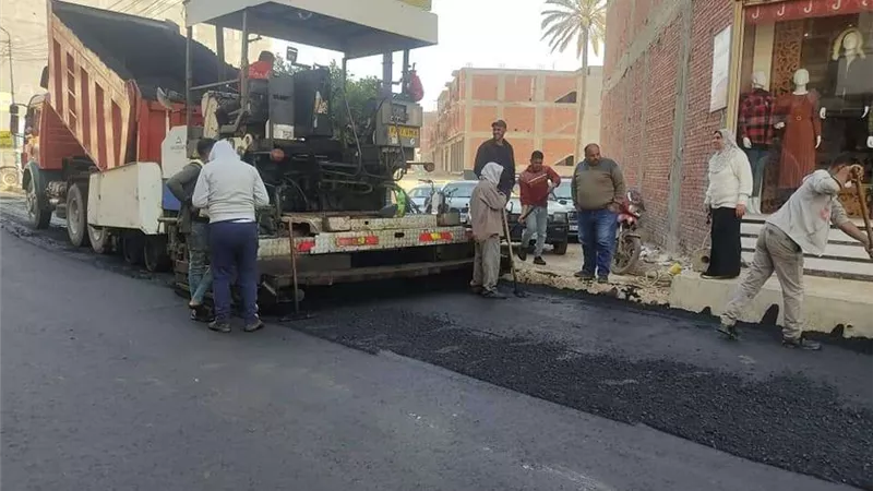 رئيس مركز حوش عيسى يعلن الإنتهاء من رصف طريقين بالمدينة في البحيرة