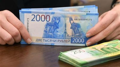 انهيار الروبل الروسي لأدنى مستوى أمام الدولار