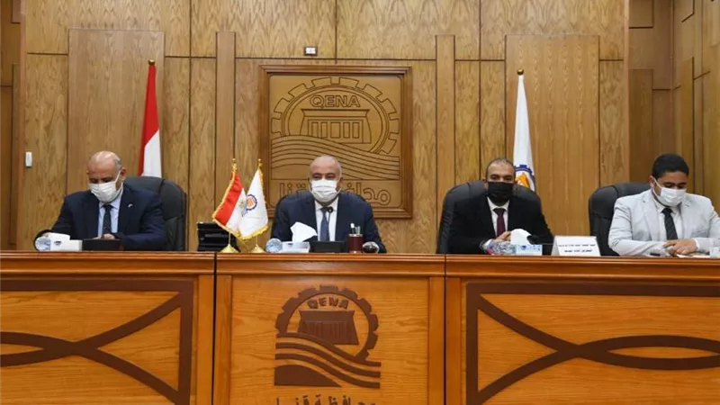محافظ قنا: طفرة كبيرة في تقديم الخدمات الطبية للمواطنين خلال 2021
