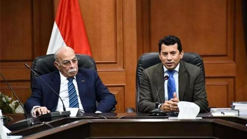 وزير الشباب والرياضة يجتمع مع اللجنة العملية الاستشارية العليا