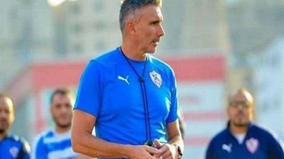 كارتيرون يلقي محاضرة فنية للاعبي الزمالك قبل مباراة الوداد