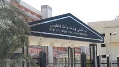 بسبب تعطل الأسانسيرات.. الأهالي يحملون مريض على أكتافهم بمستشفى طنطا الجامعى (فيديو)