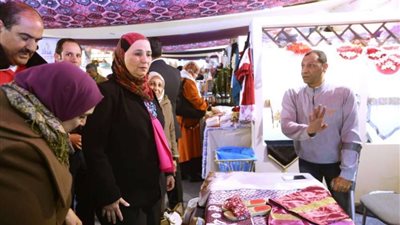 بالصور.. جولة تفقدية لوزيرة التضامن بمعرض ديارنا للحرف اليدوية
