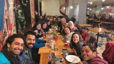 في أجواء مبهجة.. مفيد عاشور يحتفل بأسرة مسرحية رسائل العشاق