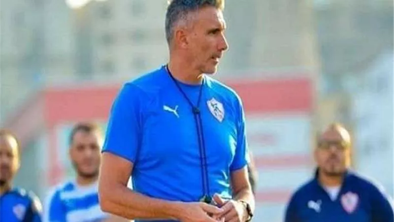 كارتيرون يلقي محاضرة فنية للاعبي الزمالك قبل مباراة الوداد