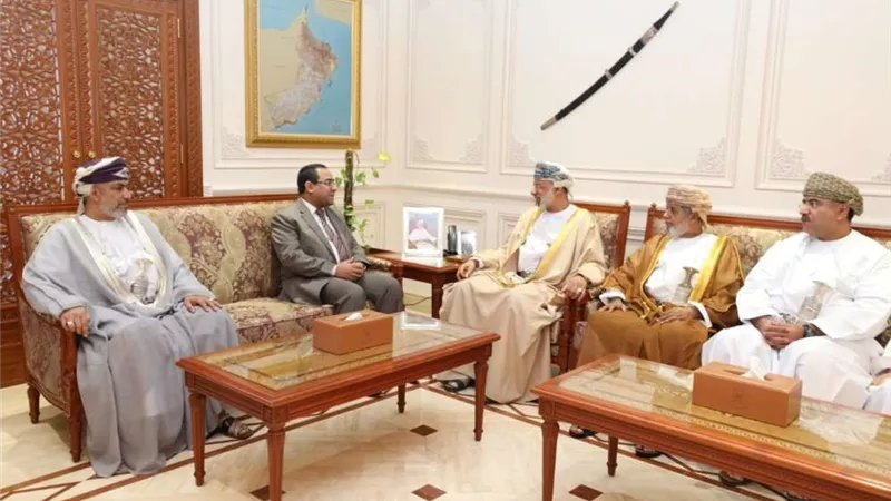 رئيس الرقابة المالية في عمان يستعرض جهود الجهاز لدعم مسيرة التطوير الإداري