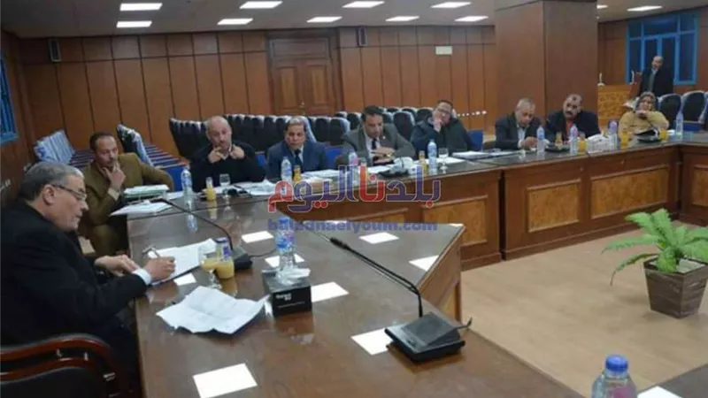 محافظ المنيا يبحث مع نواب البرلمان عدد من المشكلات بالقطاعات الخدمية