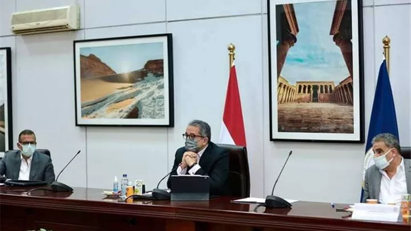 وزير السياحة يتابع تداعيات الأزمة الروسية الأوكرانية على القطاع السياحي في مصر