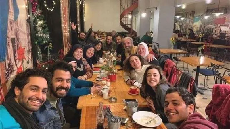 في أجواء مبهجة.. مفيد عاشور يحتفل بأسرة مسرحية رسائل العشاق