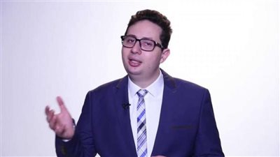 وصول أحمد  أبو النصر طبيب الكركمين إلى المحكمة لنظر ثاني جلساته