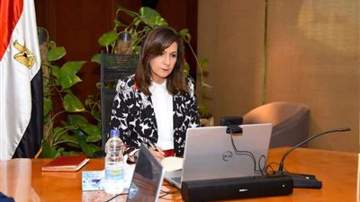 تفاصيل عودة المصريين العالقين في أوكرانيا.. الرئيس بيشوف احتياجات أبنائه.. فيديو