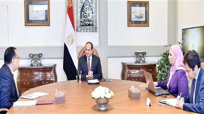 السيسي يستعرض مع 