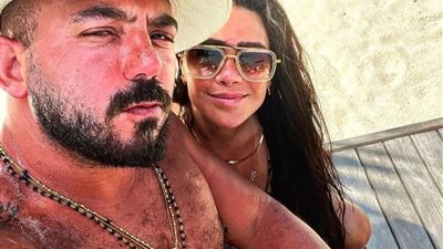 العسيلي ينشر صورة بجوار زوجته في جزر المالديف.. شاهد